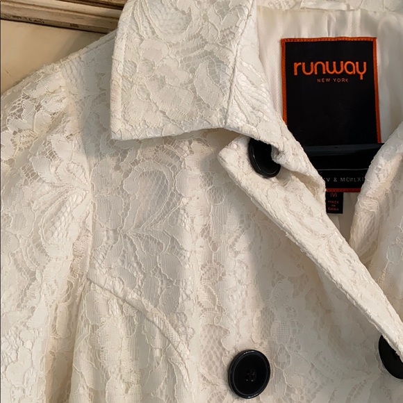 Lace trench coat - Picture 3 of 3